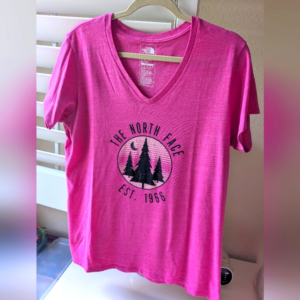 THE NORTH FACE WOMEN'S GRAPHIC  SLIM FIT  V-NECK  T-SHIRT